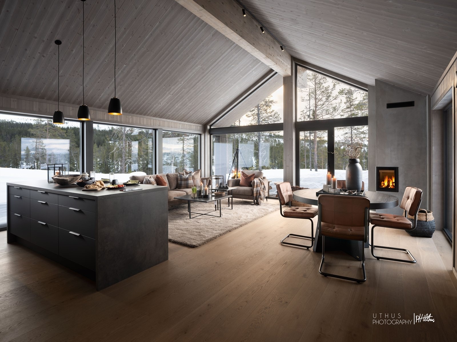 Store vindusflater som slipper naturen inn Galleribilde