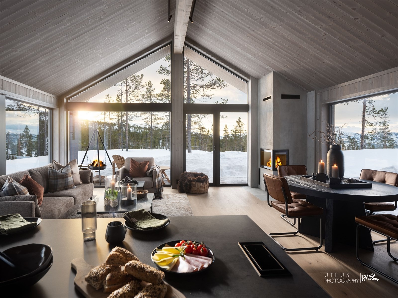 Hytta ligger solrikt og med hyggelig utsyn mot skog og natur Galleribilde