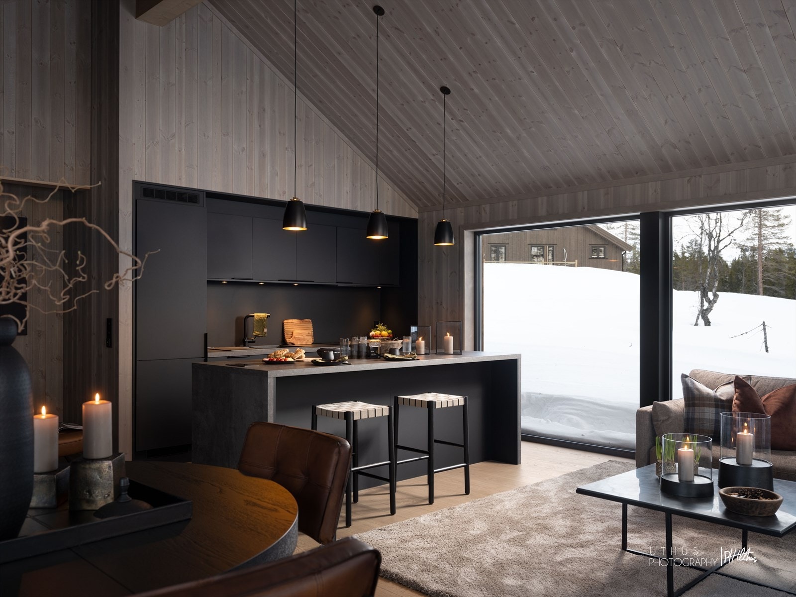 Lekkert kjøkken med integrerte hvitevarer Galleribilde