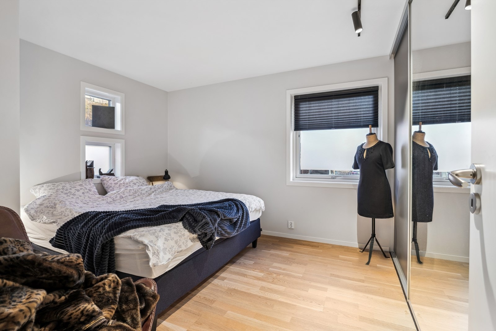Hovedsoverommet har vinduer i to himmelretninger. Galleribilde