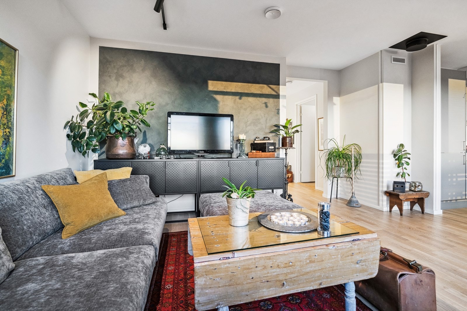 Stuen deles naturlig inn i flere soner. Galleribilde