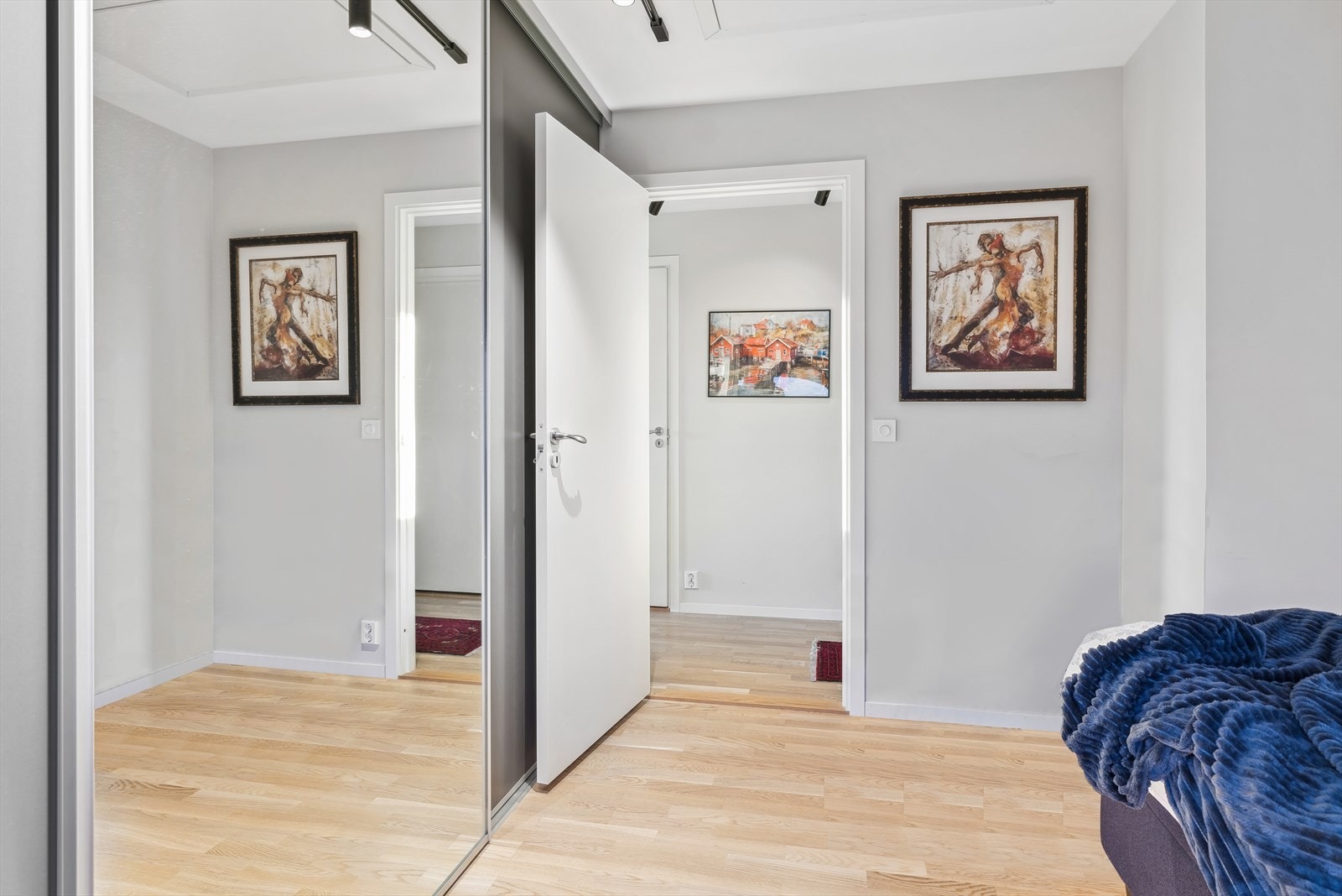 Hovedsoverommet har stor skyvedørsgarderobe. Galleribilde