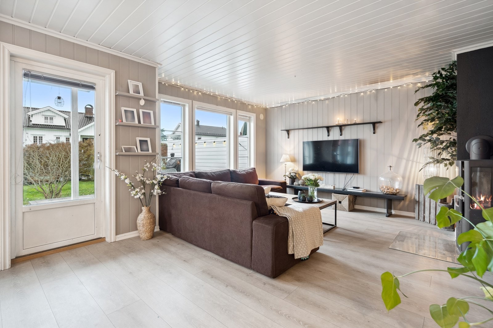 Stue med utgang til terrasse/hage Galleribilde