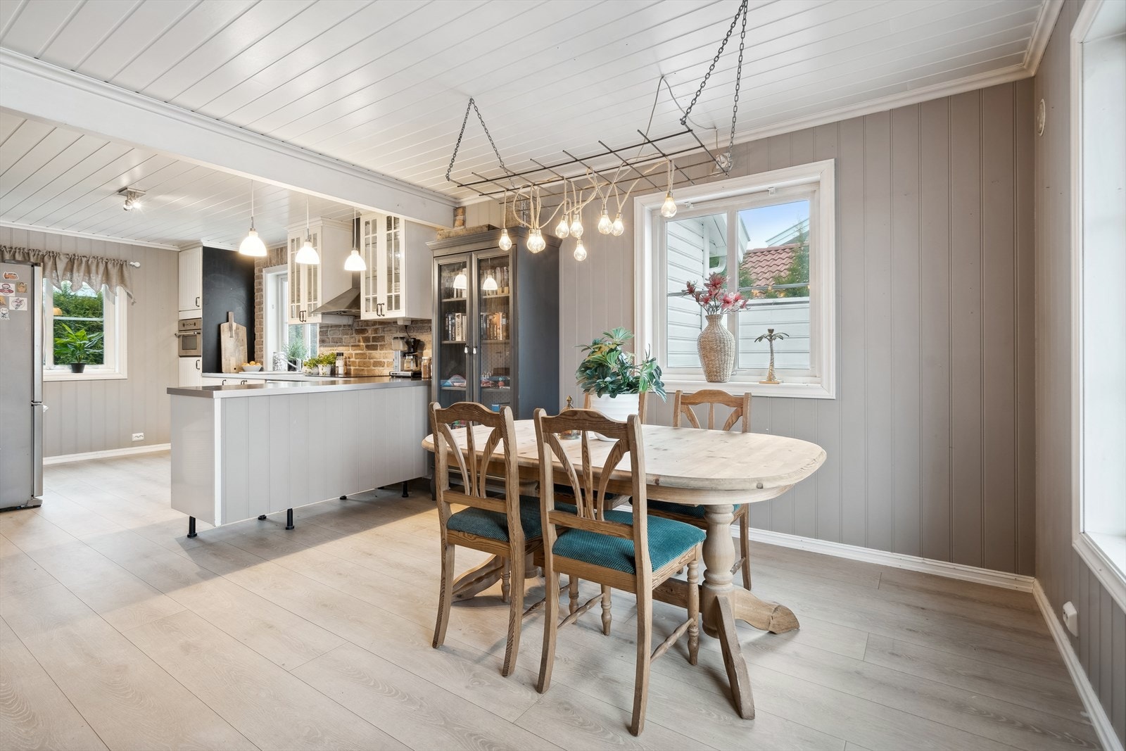 Åpen kjøkkenløsning med spiseplass Galleribilde