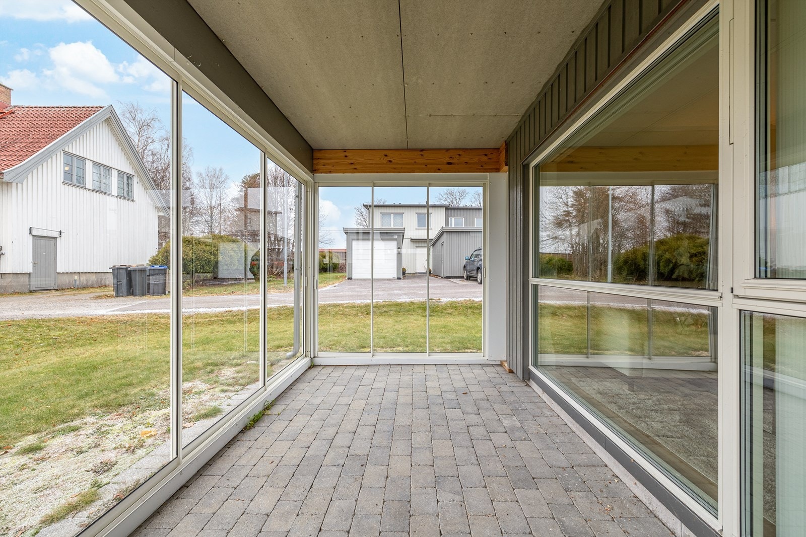 Stor innglasset uteplass som kan åpnes Galleribilde