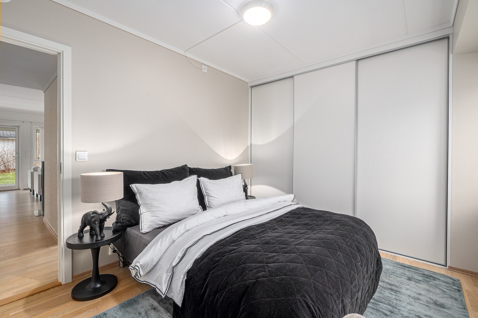 Hovedsoverom med skyvedørsgarderobe Galleribilde