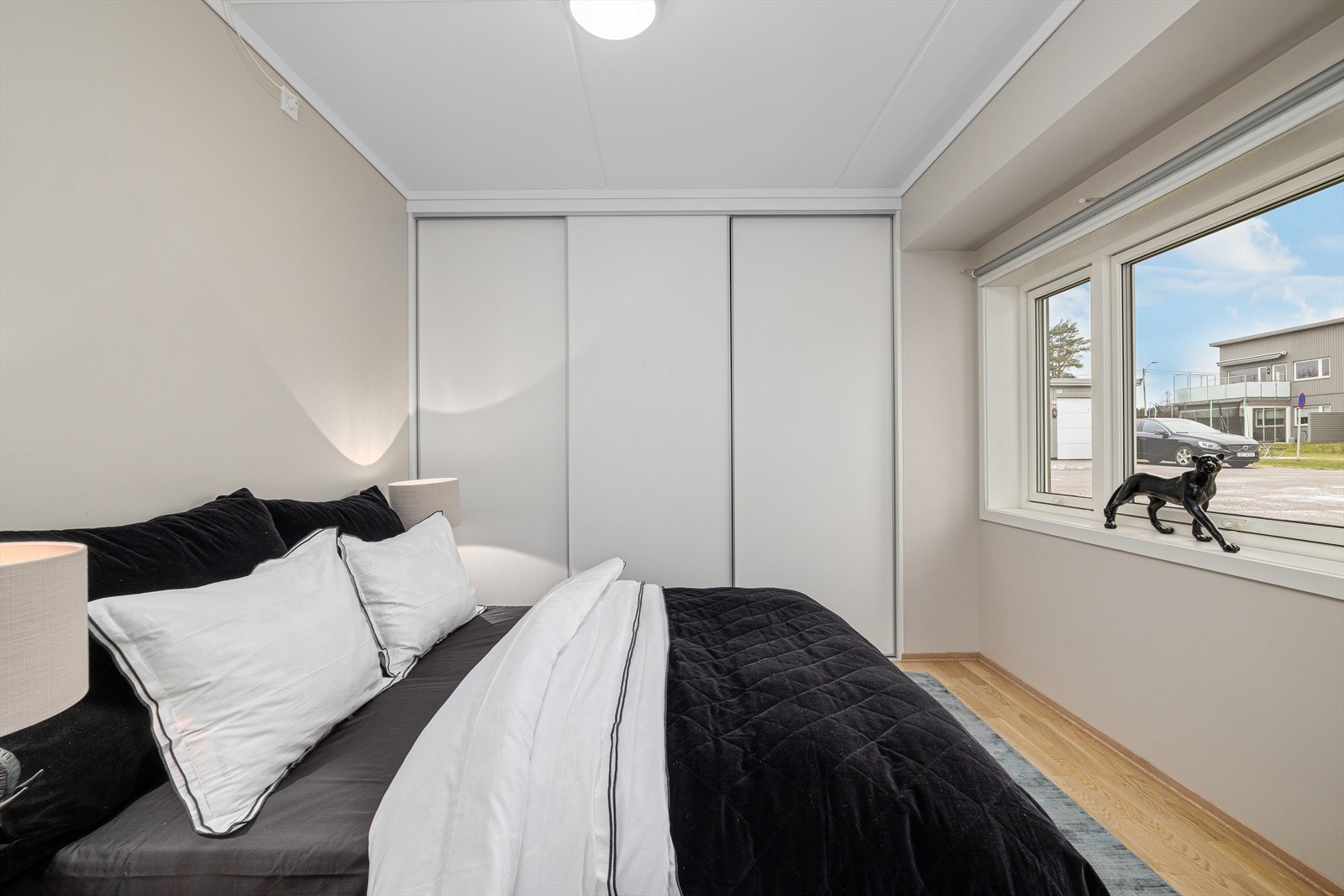 Hovedsoverom med skyvedørsgarderobe Galleribilde