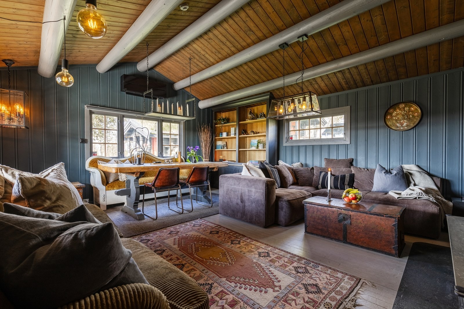 Nydelig hyttestue med lune farger tilpasset omgivelsene utenfor. Galleribilde