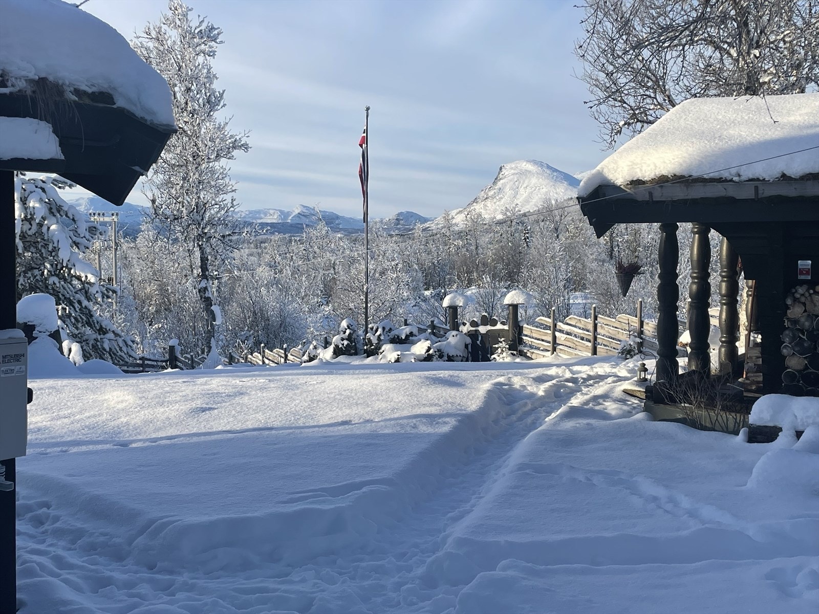Nydelig utsikt panoramautsikt. Her retning Skogshorn, Kjølen og fjellene i Hemsedal Galleribilde