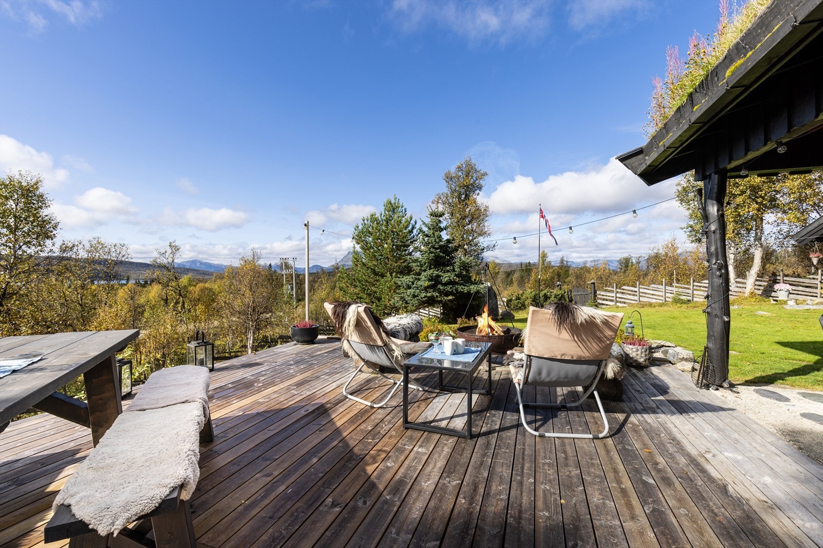 Fine uteområder der de nydelige fjellomgivelsene kan nytes. Galleribilde