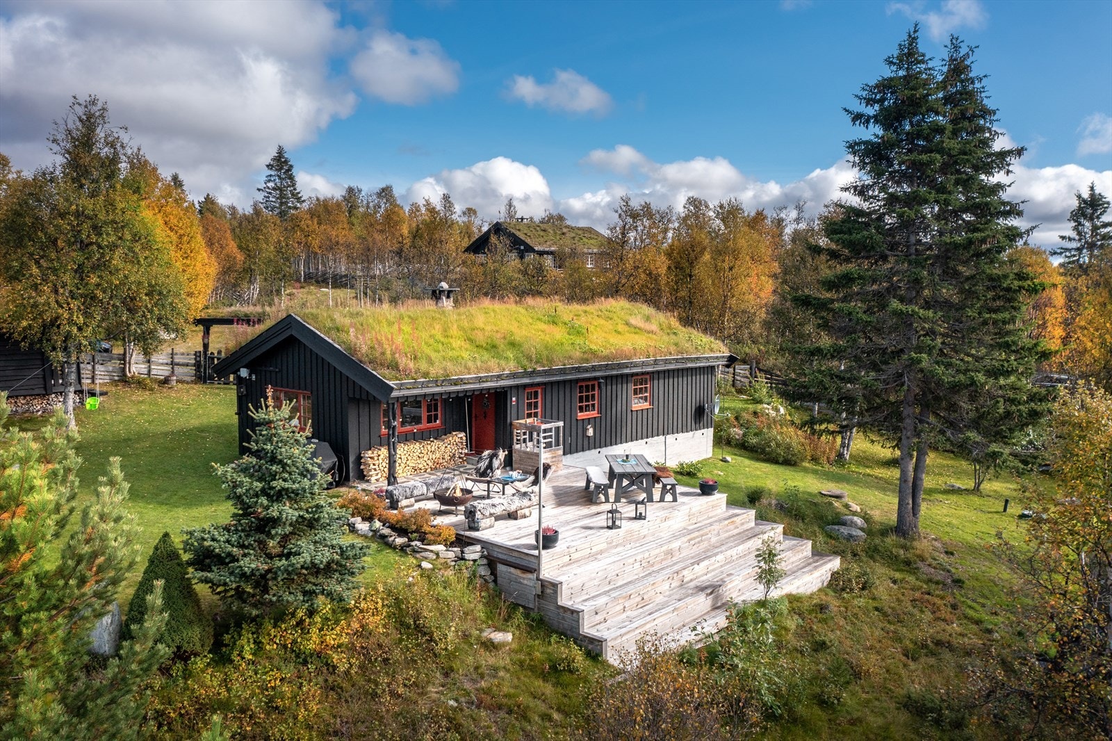 Terrasse med flere møbleringsmuligheter, og videre trapp til terreng. Galleribilde