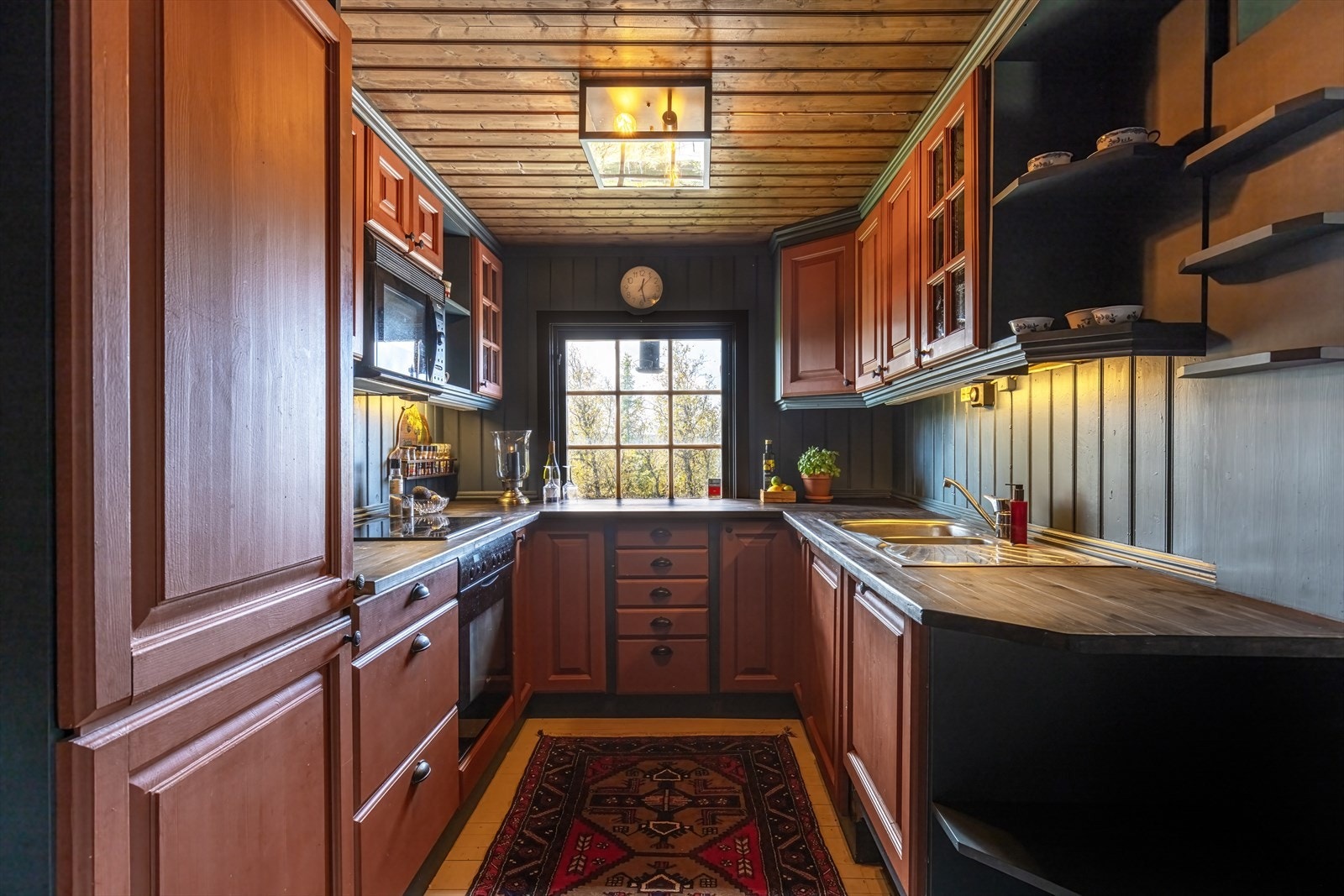 Integrerte hvitevarer, som oppvaskmaskin, komfyr, koketopp og kjøl-/fryseskap. Galleribilde