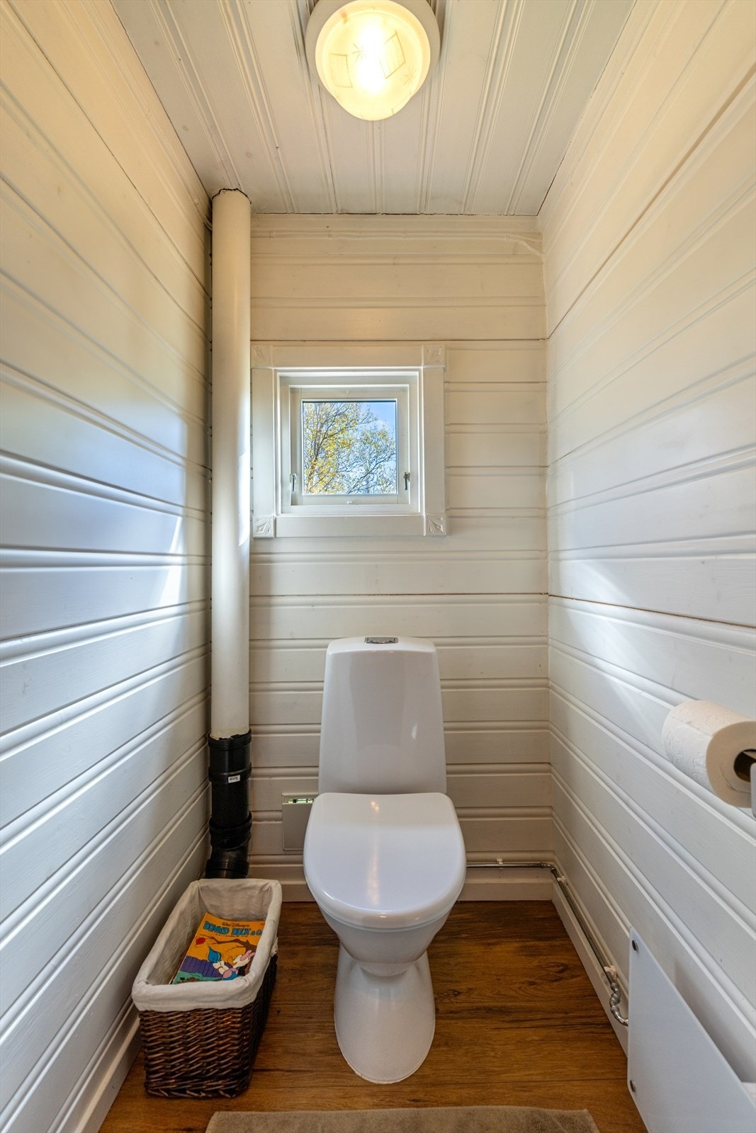 Toalettrom vegg-i-vegg med badet. Galleribilde