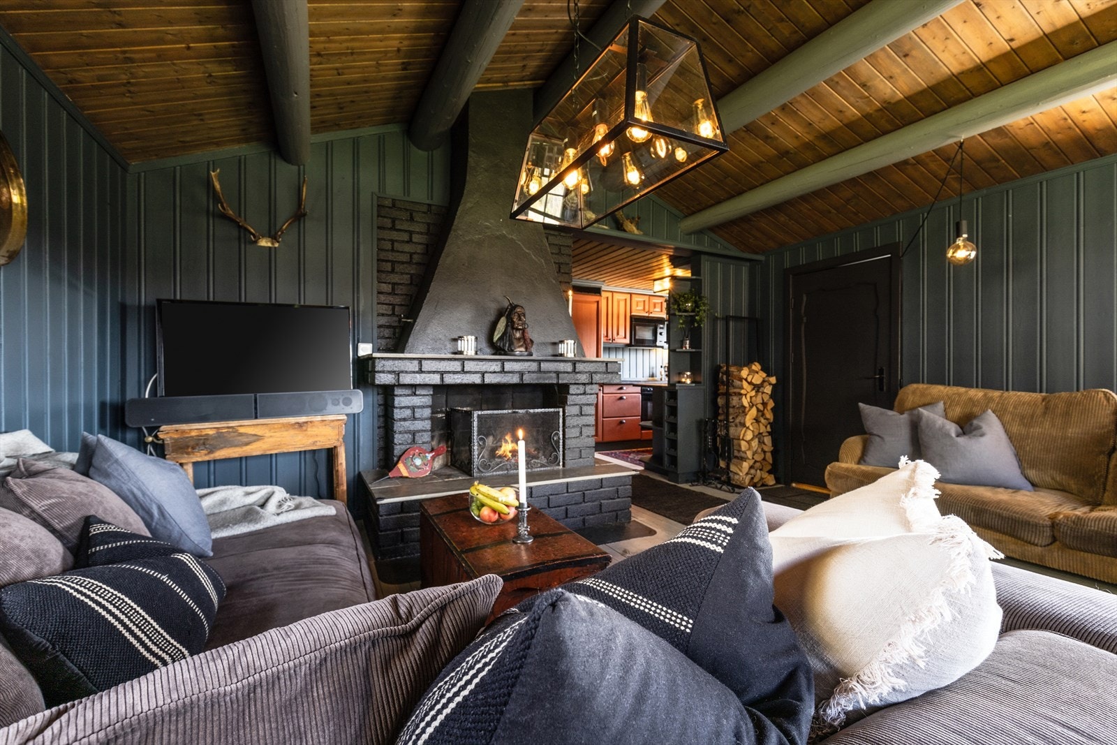 Den åpne gruepeisen gir kos og ekstra varme sammen med varmepumpa, i den kalde årstida. Galleribilde