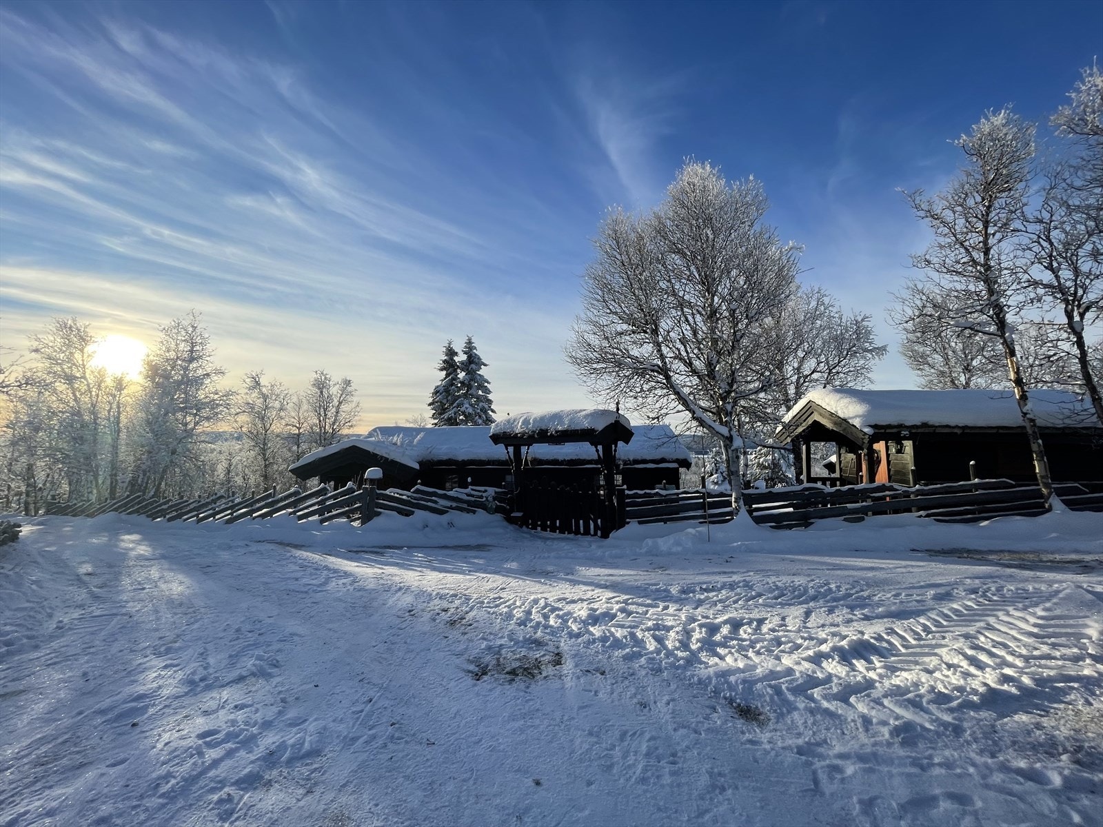 Flott, frittliggende tun i høyden Galleribilde