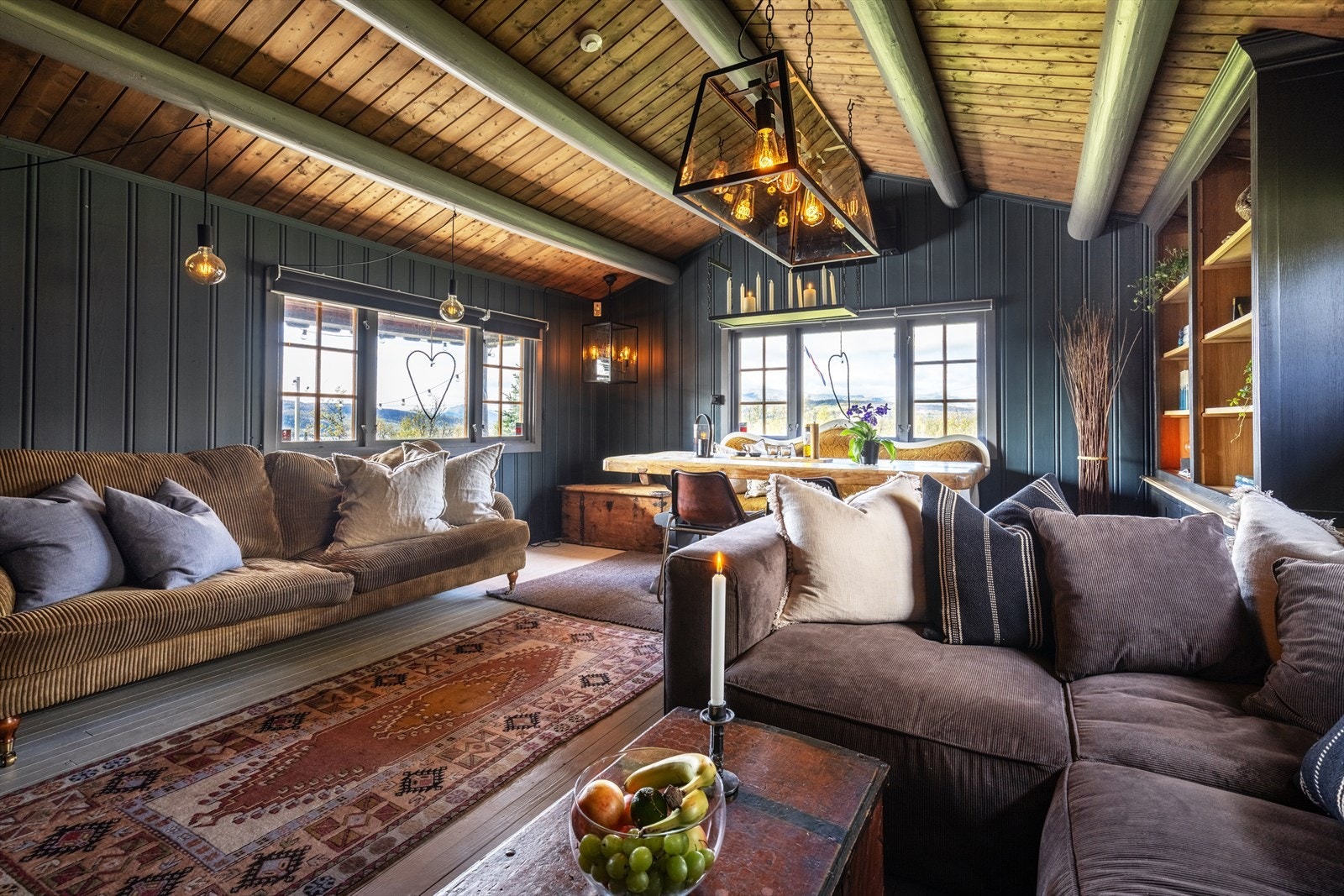 Rausta himling med synlige åser gir en god og luftig romfølelse. Galleribilde