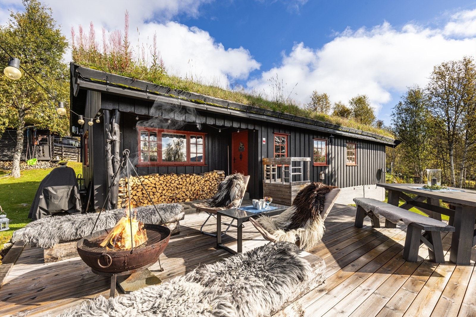 Stor, solfylt terrasse med panoramautsikt mot Tisleia, Skogshorn +++ Galleribilde