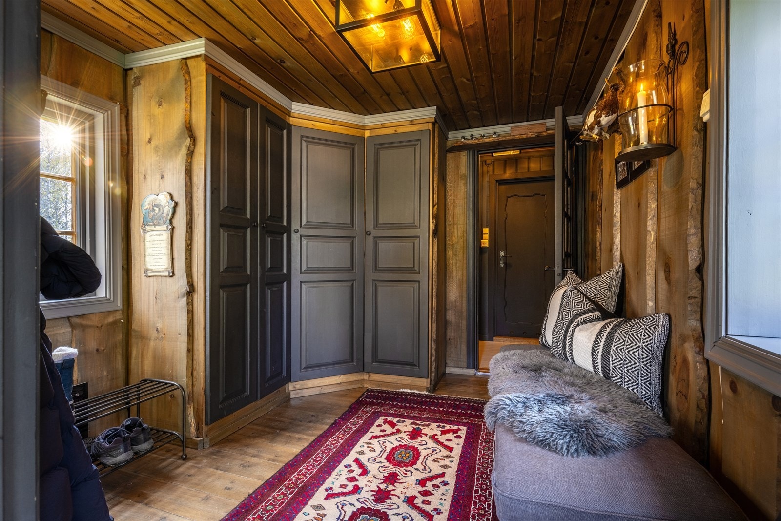 Romslig entré med plassbygde garderobeskap og godt med plass for å henge fra seg yttertøyet. Galleribilde