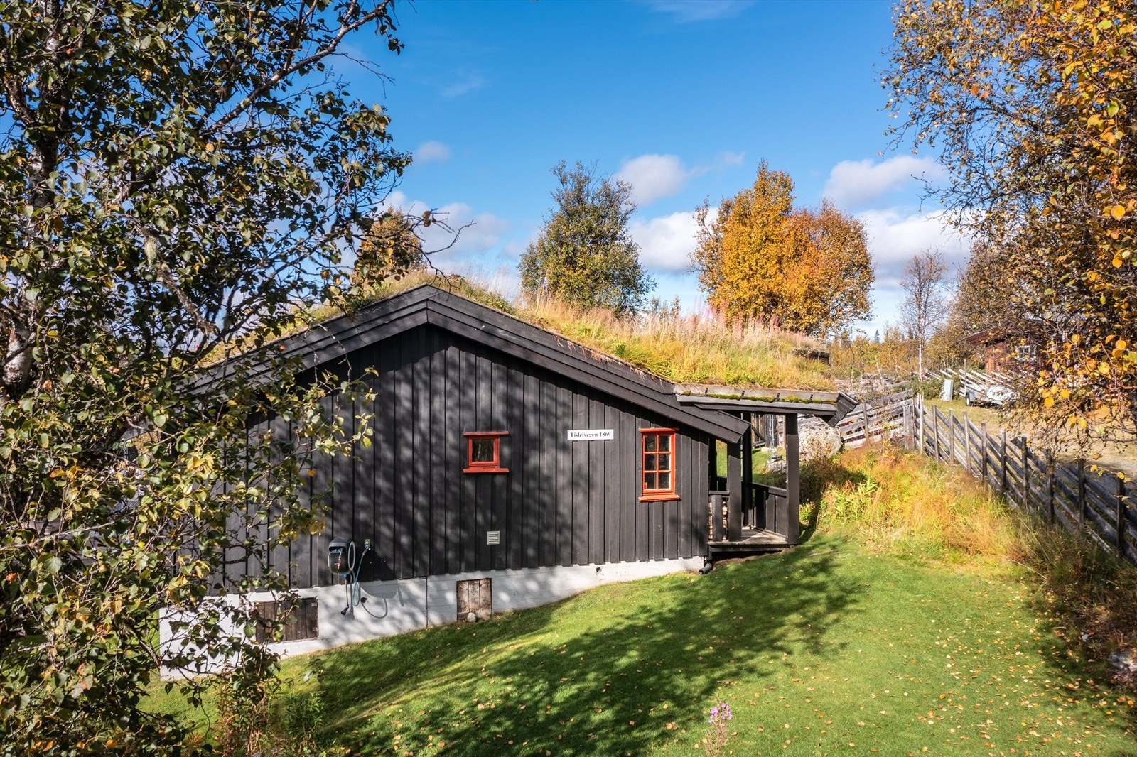 Eiendommen er beliggende i et attraktivt og naturskjønt område, omkranset av flott turterreng som innbyr til rike naturopplevelser året rundt. Galleribilde