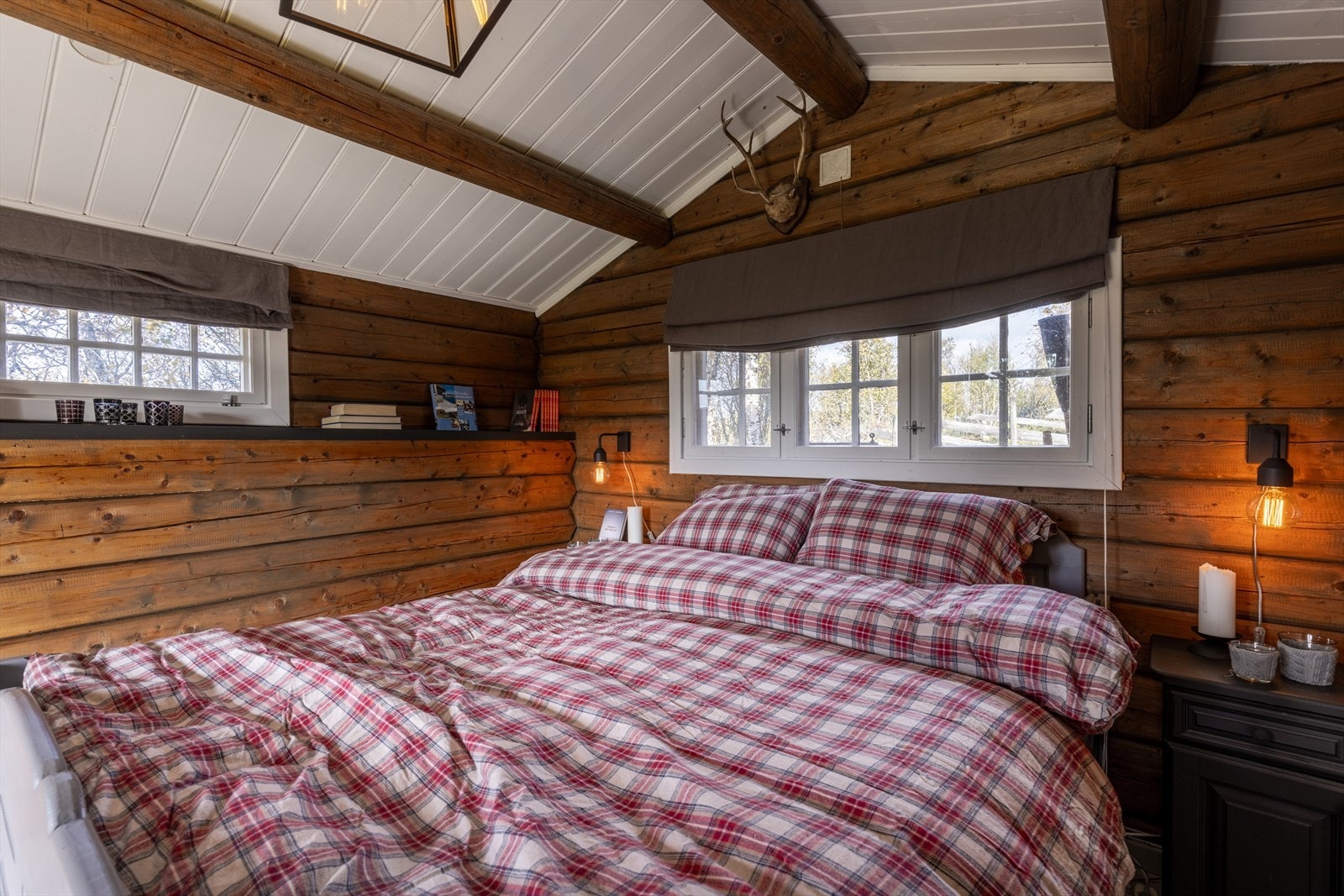 Anneks/stabbur innredet som soverom. Galleribilde