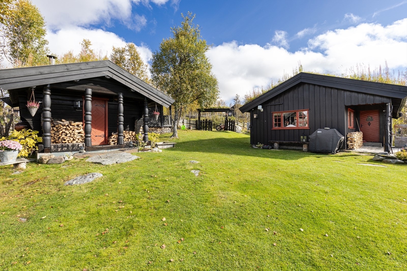 Eiendommen består av hytte, uthus og anneks/stabbur. Galleribilde