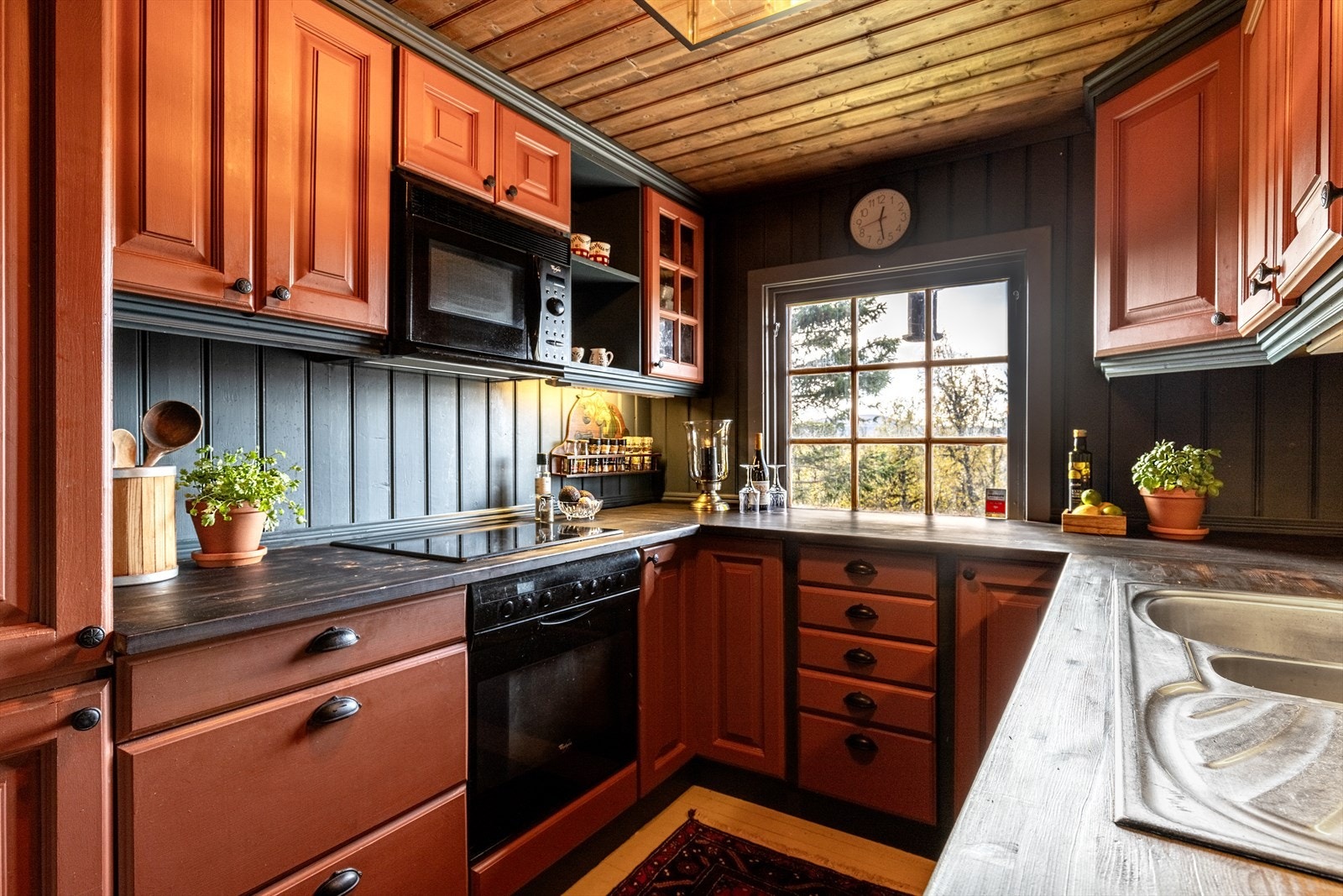 Profilert kjøkkeninnredning i malt heltre, og oppvaskkum nedfelt i heltre benkeplate. Galleribilde