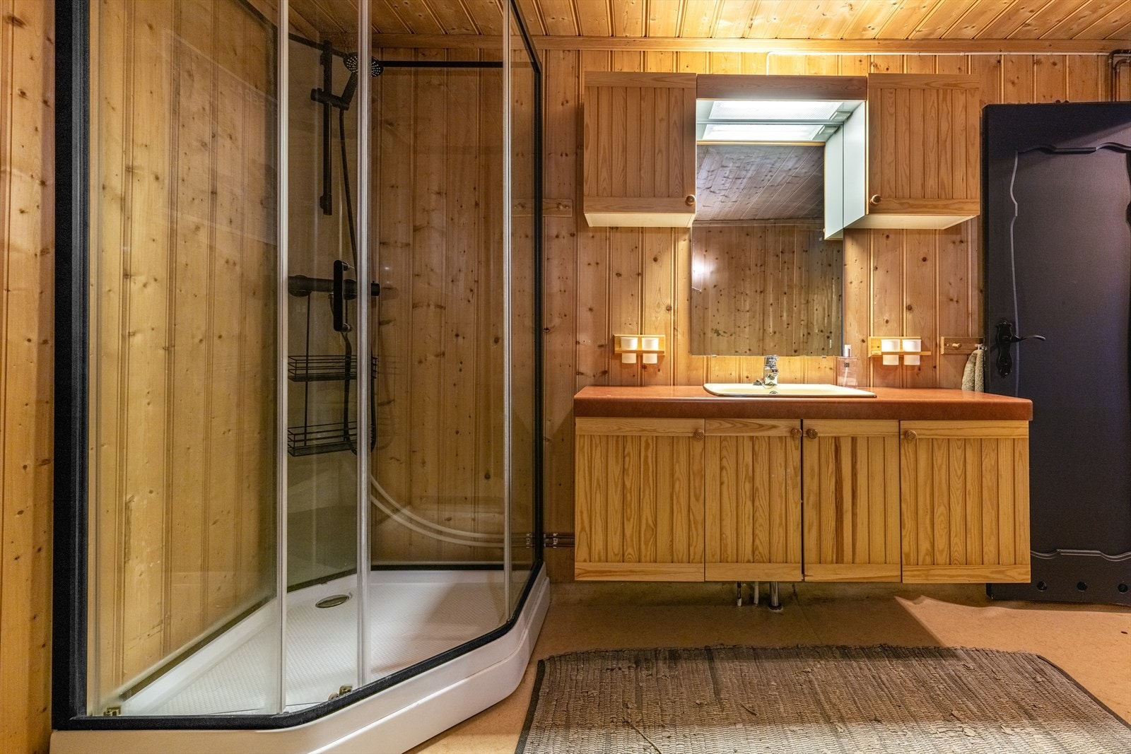 Panelte overflater og belegg på gulv. Dusjkabinett fra 2020. Galleribilde