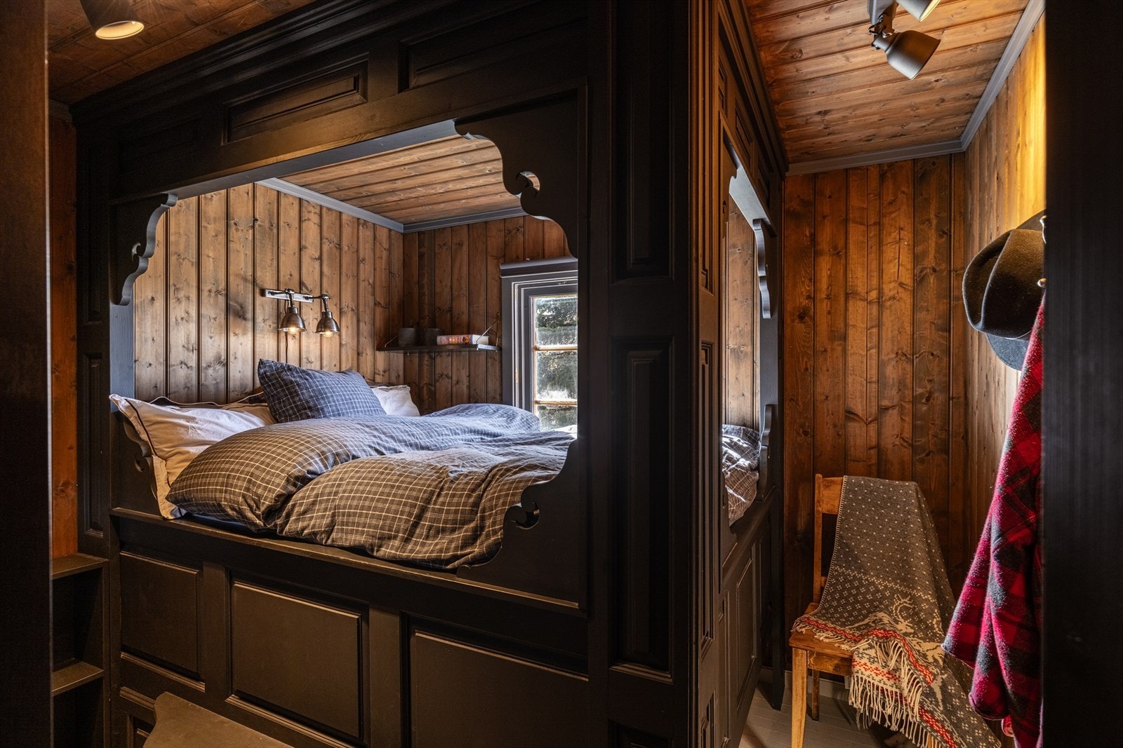 Soverom 1 med nydelig plassbygd himmelseng. Galleribilde