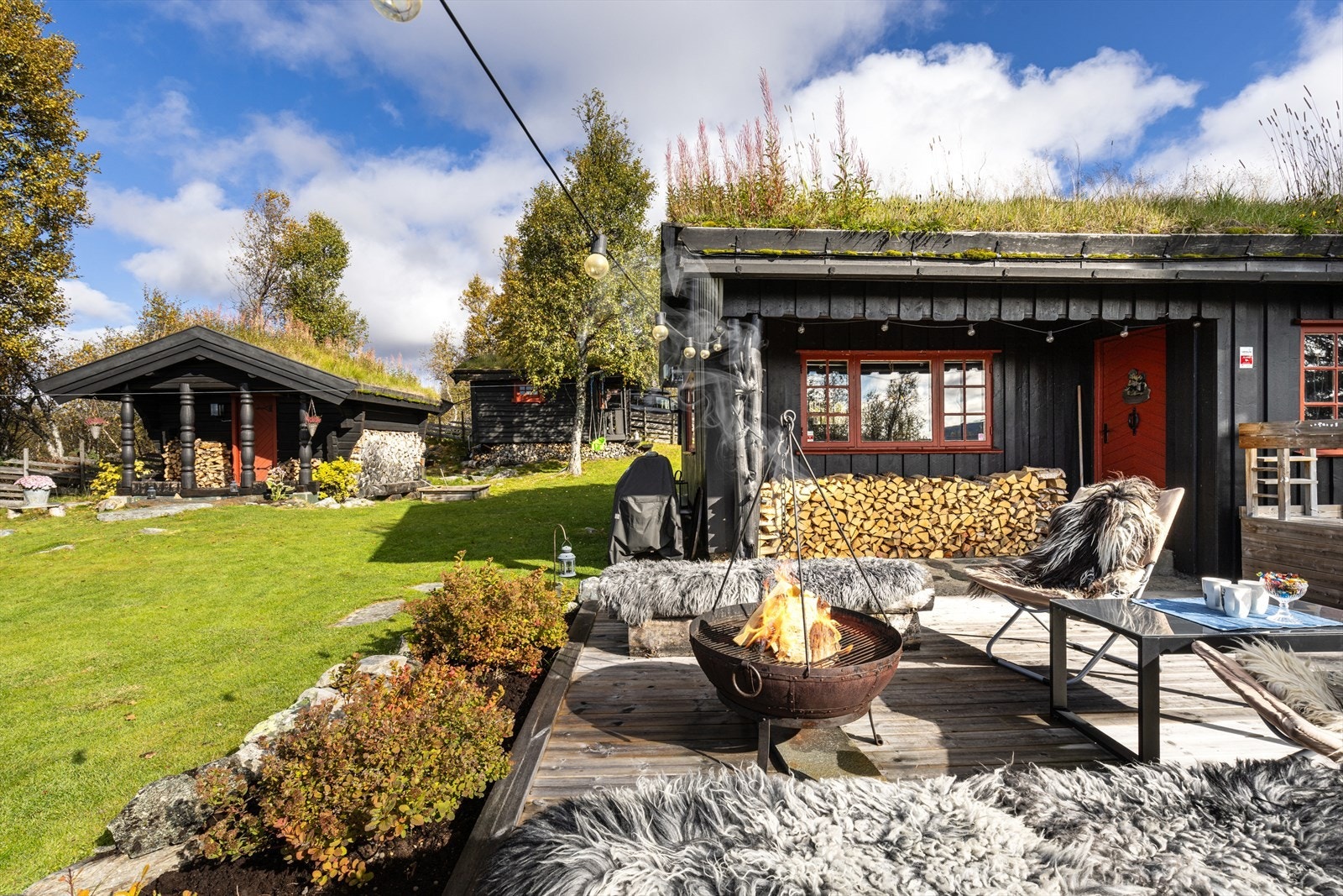 Koselig opparbeidet tomt med flere fine uteplasser. Galleribilde