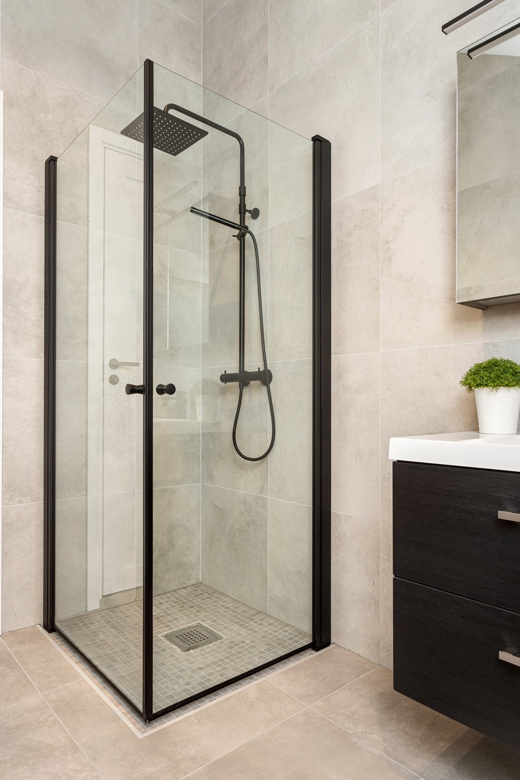 Badet har fine detaljer i sort. Galleribilde
