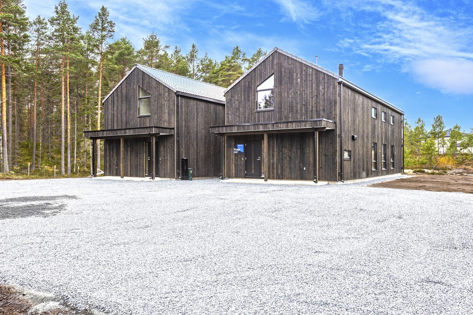Barnevennlig med gangavstand til butikk, skole, barnehage og flotte aktivitetstilbud med "cross-fit" bane, fotballbane, lysløyper og marka som nærmeste nabo. Galleribilde