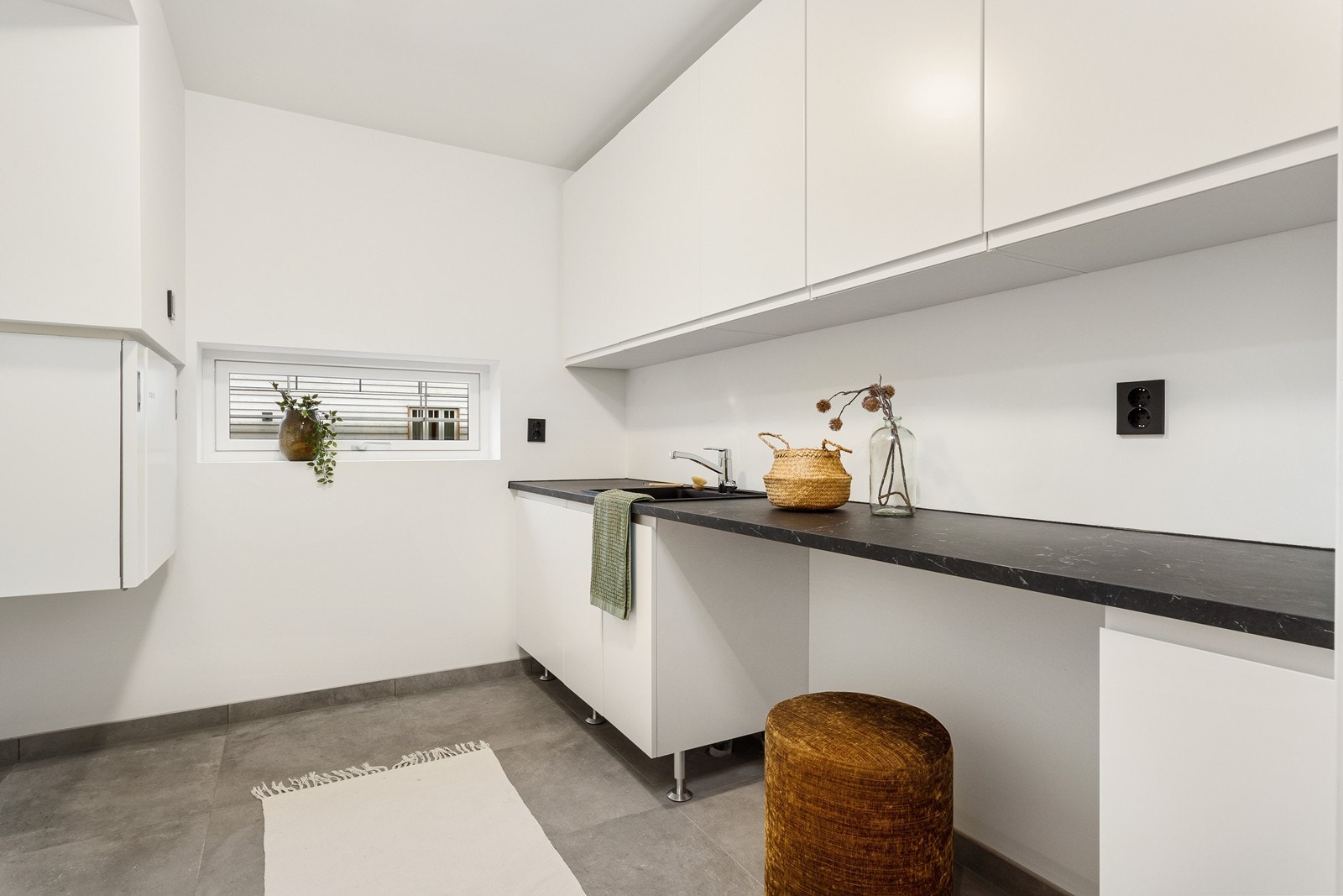 Vaskerommet har en romslig innredning med avsatt plass fr vaskemaskin og tørketrommel. Galleribilde