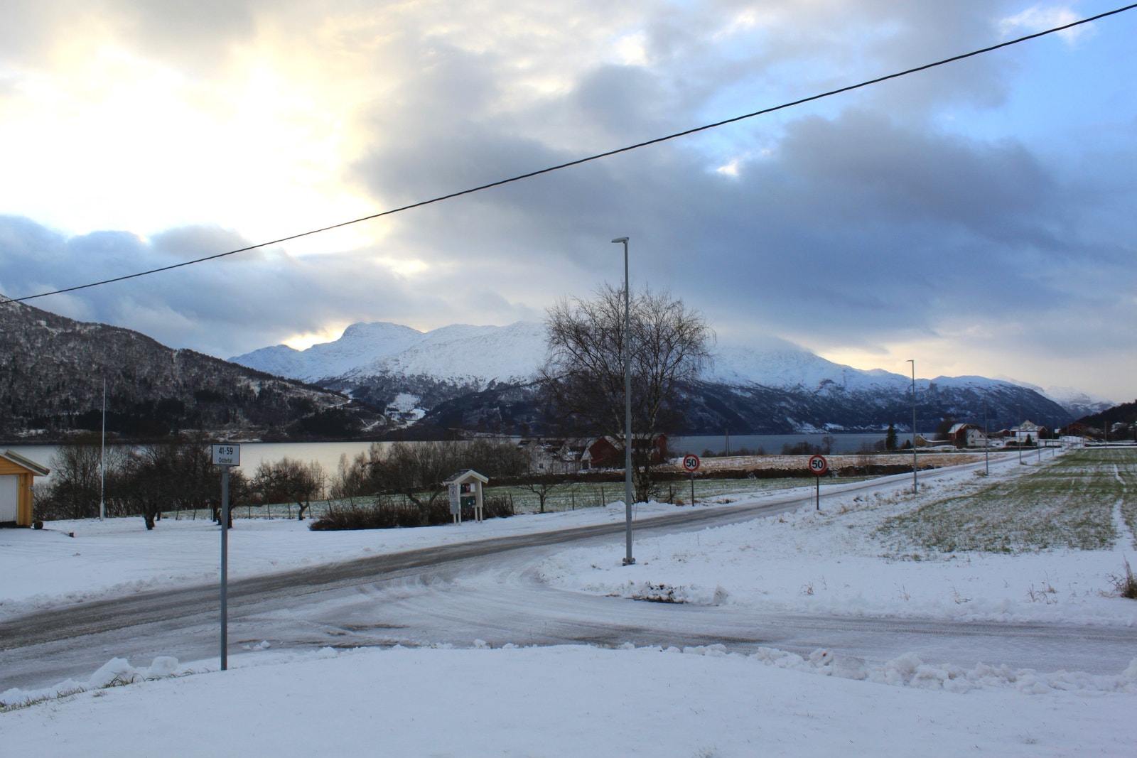 Tilkomstvegen sør for tomta Galleribilde