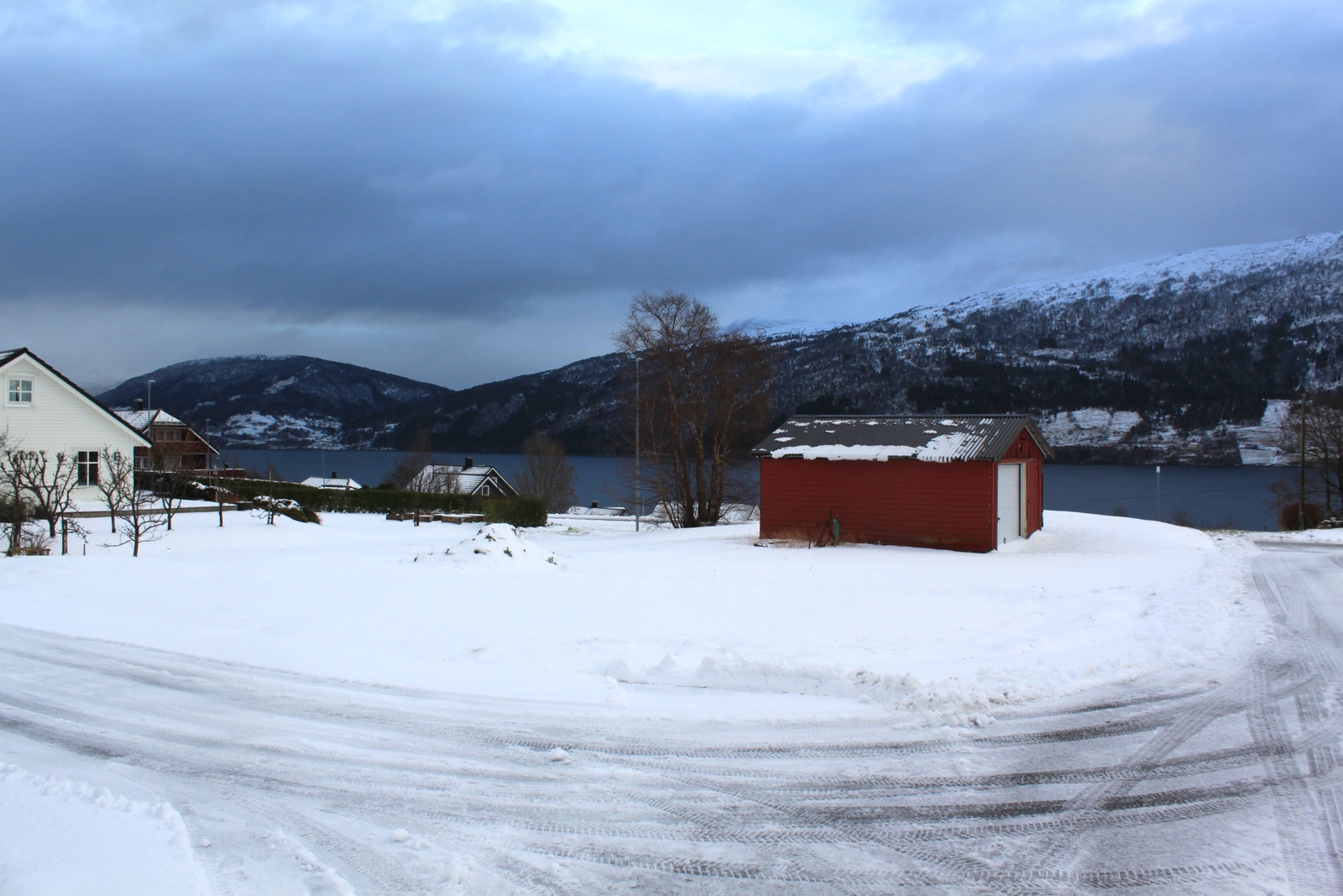 Flott og open utsikt i sørleg retning. Tomtas terreng og storleik gjev denne mange moglegheiter. Denne vil vi anbefale! Galleribilde