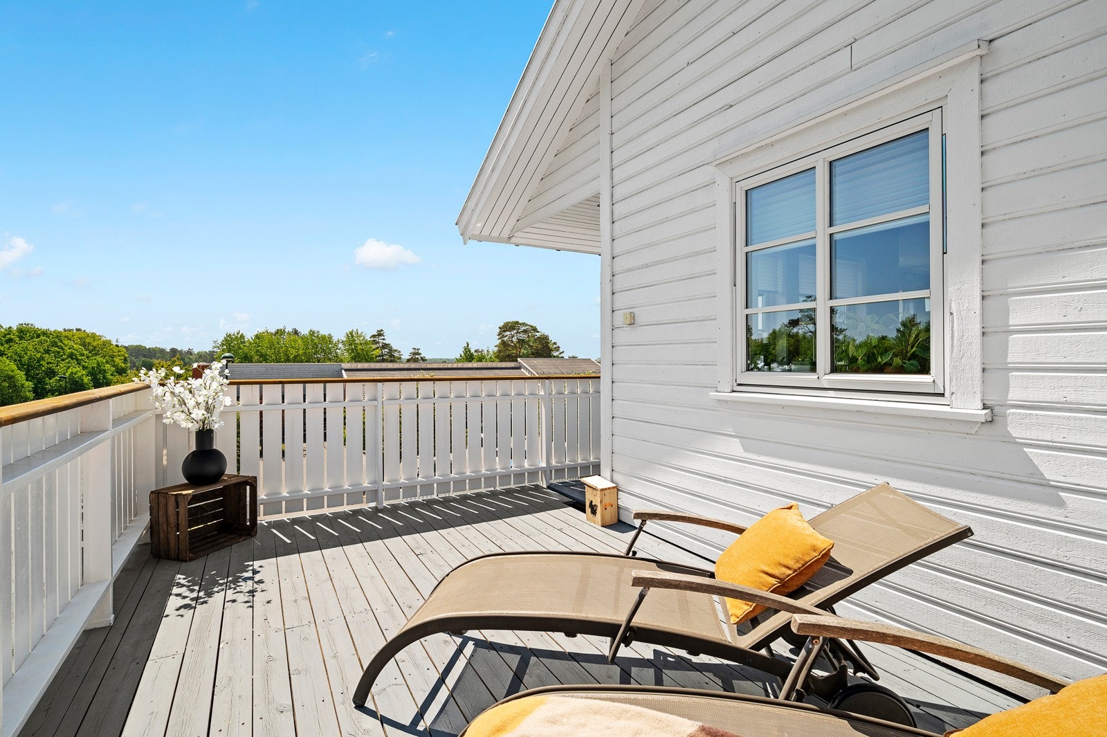 Terrasse i 2. etasje. Her er det meget hyggelige solforhold. Galleribilde