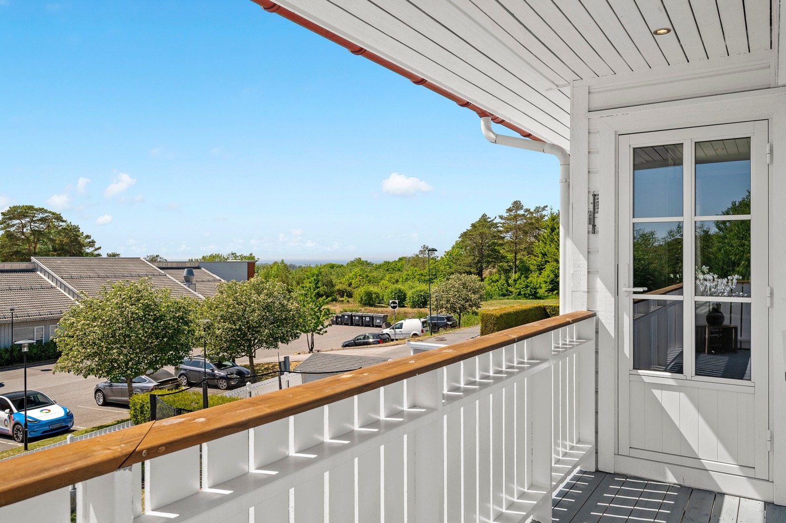 Det er direkte adkomst til terrasse fra stuen. Galleribilde