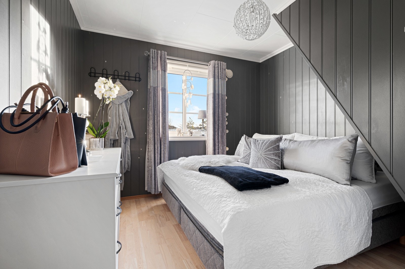 Hovedsoverommet har god plass til dobbeltseng. Galleribilde