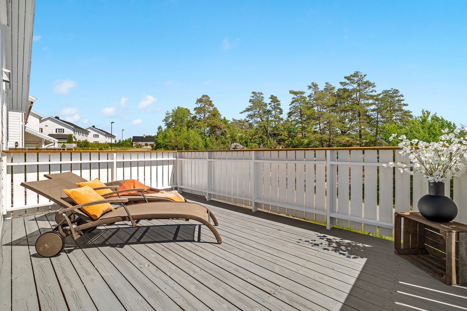 Større terrasse i 2. etasje med god plass til utemøblement. Galleribilde