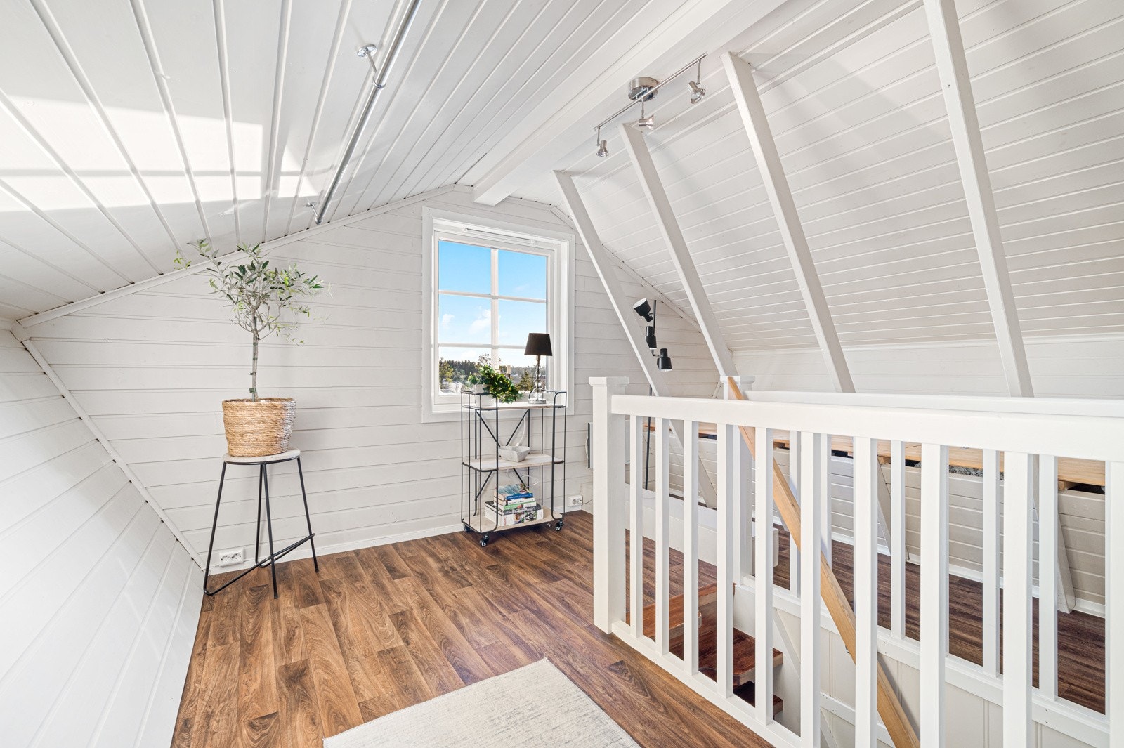Loftet er innredet med omkledningsrom og stue (innredningen av loftet er ikke omsøkt). Galleribilde
