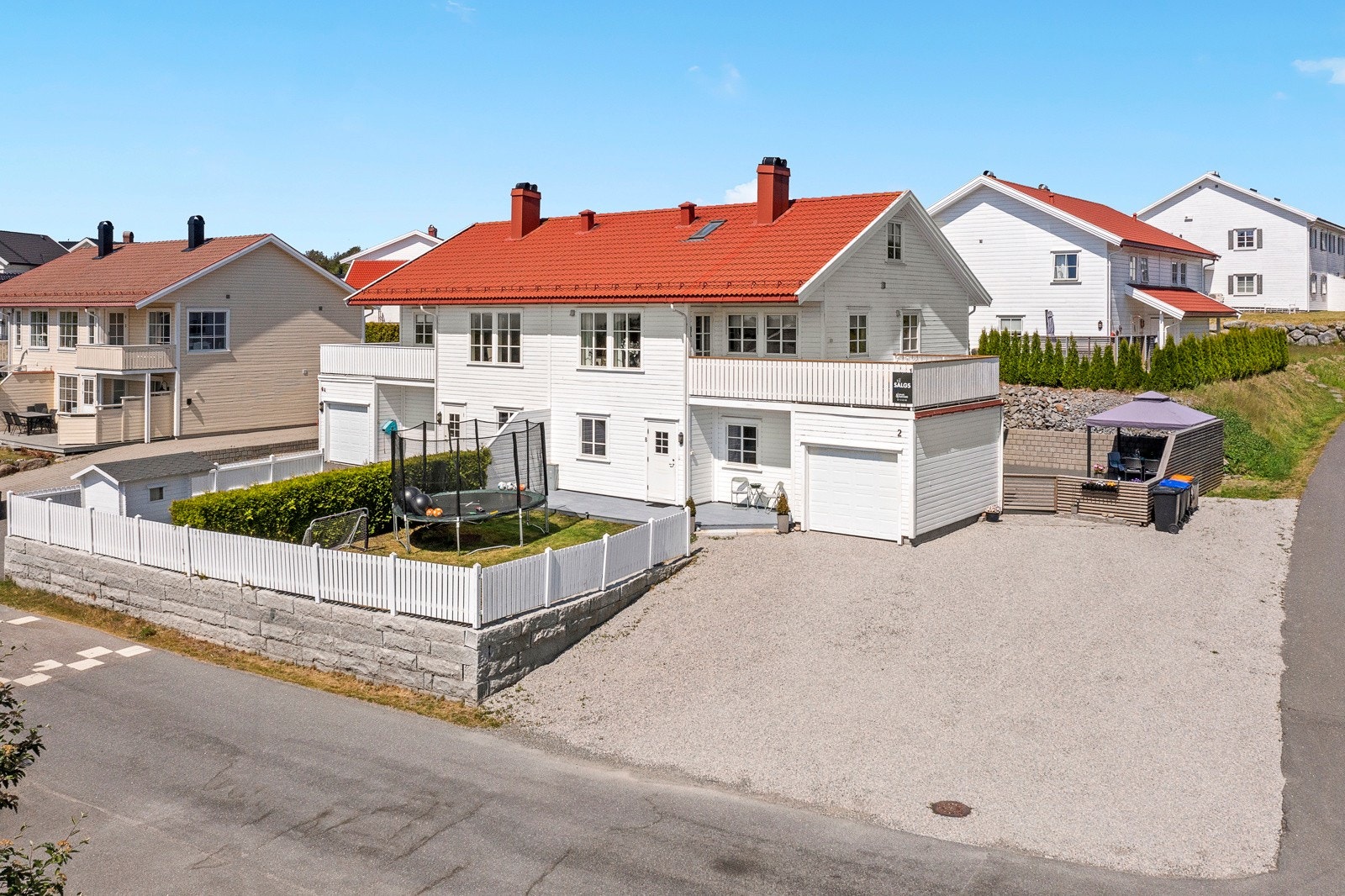 Velkommen til Torpevisningen 2. Dette er en lekker tomannsbolig i et svært ettertraktet og barnevennlig område.Nylig gruslagt oppkjørsel med god plass til flere biler. Galleribilde