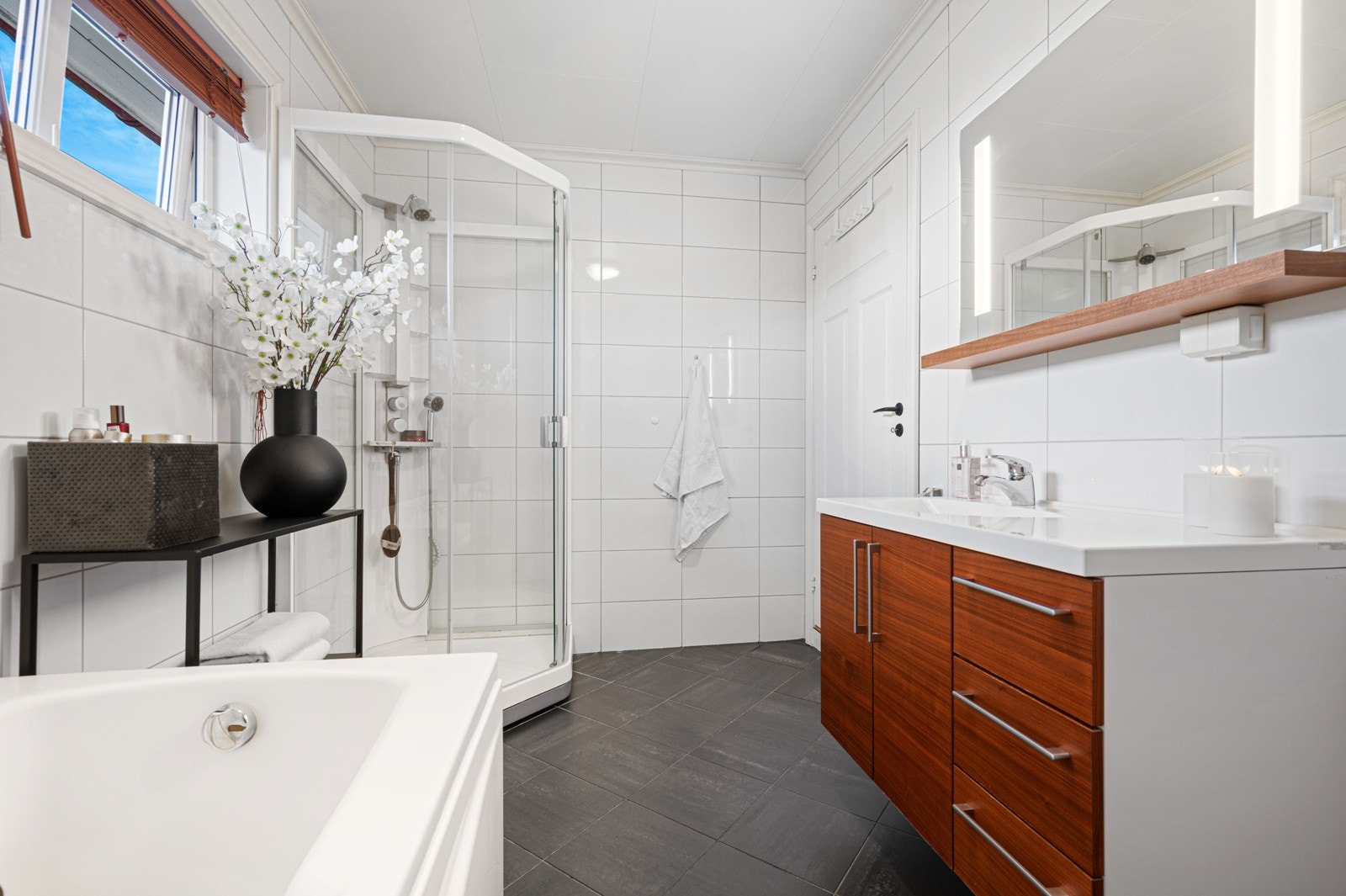 Badet har både dusjkabinett og deilig badekar. Galleribilde