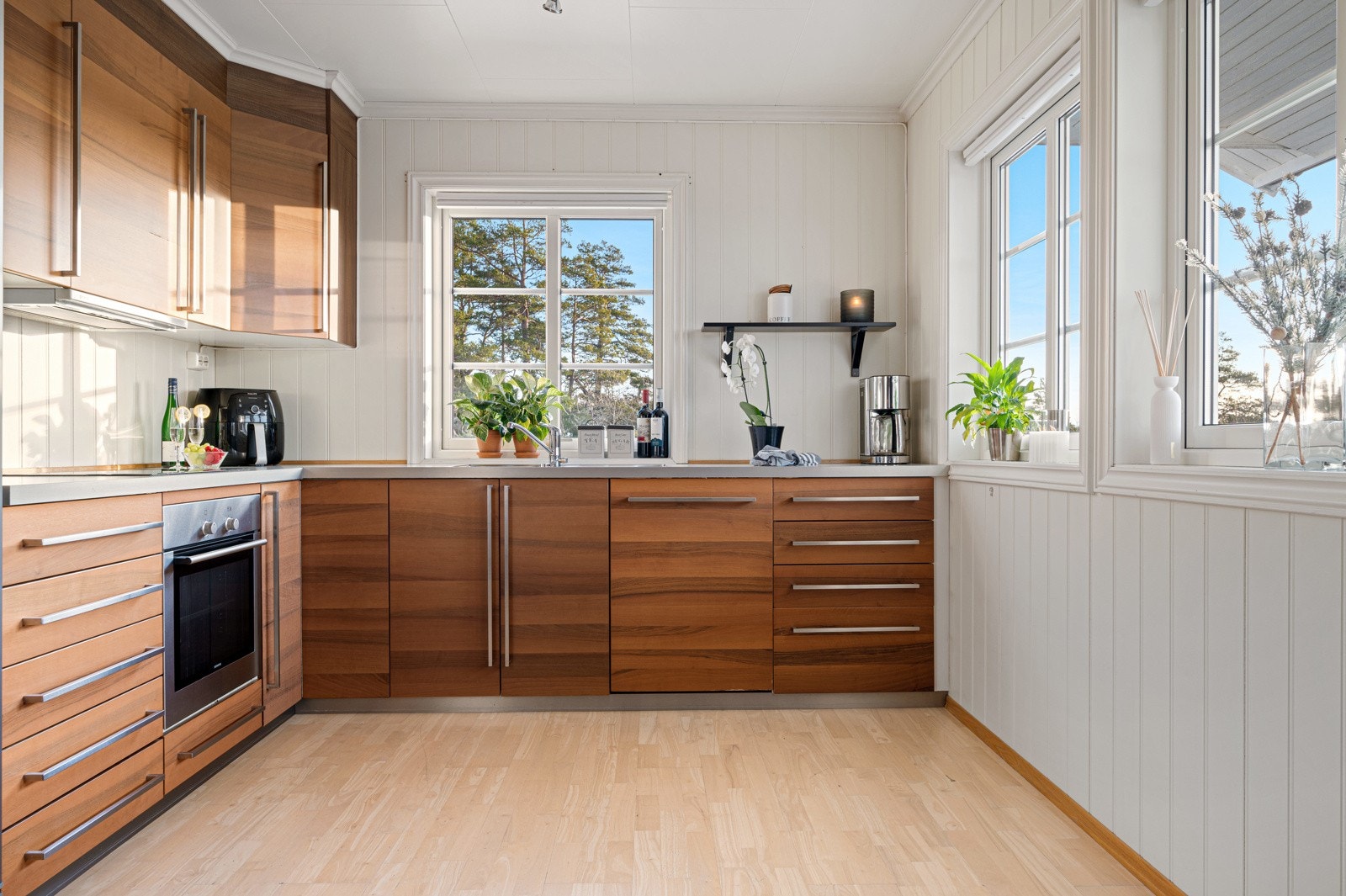 Her er det god plass til både matlaging og oppbevaring. Kjøkkenet har integrerte hvitevarer i form av oppvaskmaskin, induksjonstopp og stekeovn. Galleribilde
