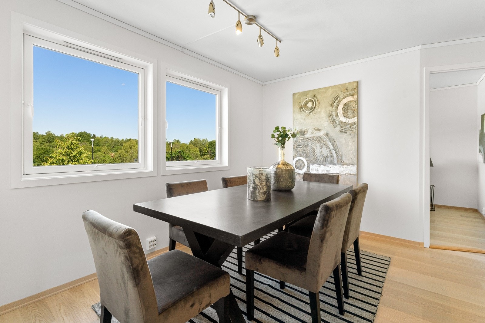 Store vinduer med naturlig lysinnslipp. Galleribilde