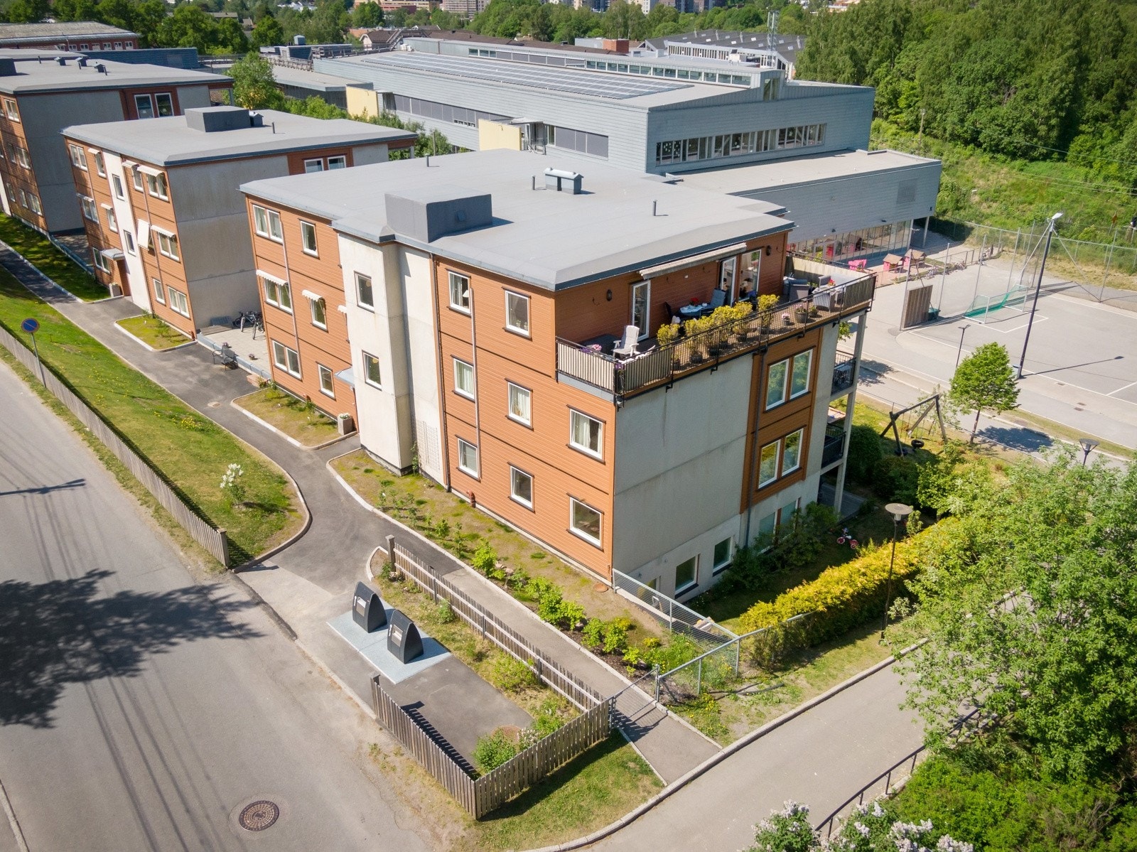 Fantastisk å ha skolen nært når man har barn. Galleribilde