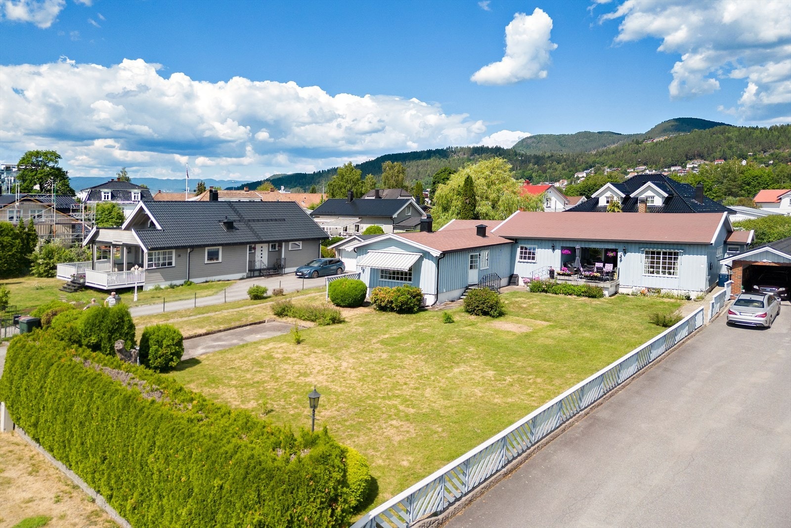 Solrik og pent opparbeidet tomt. Galleribilde