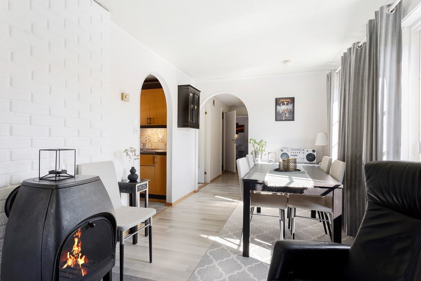 Det er plass til både spisebord og sofa. Galleribilde
