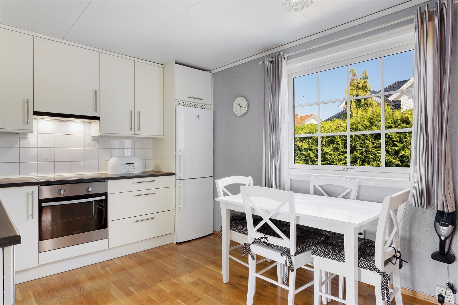 Kjøkkenet er utstyrt med integrert ventilator, platetopp, stekeovn og oppvaskmaskin. Galleribilde