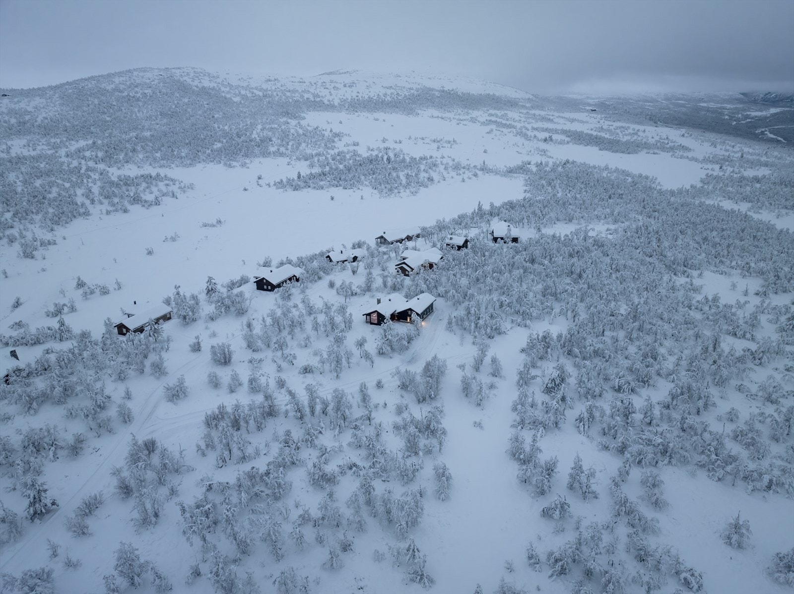 Stille område med privat vei helt frem til hytta. Det er kun fire hytter innenfor, så det er lite trafikk og veldig rolig. Hyttefeltet ligger ca 1 km fra hovedveien og har bom som begrenser trafikk og øker sikkerheten Galleribilde