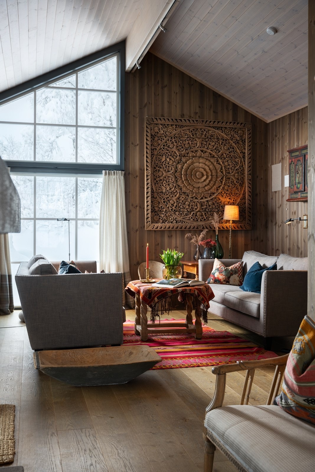 Hytta har ulike soner som gir følelse av plass og avskjerming selv om man er der med familie og venner, samtidig som den føles liten og intim om man er få Galleribilde