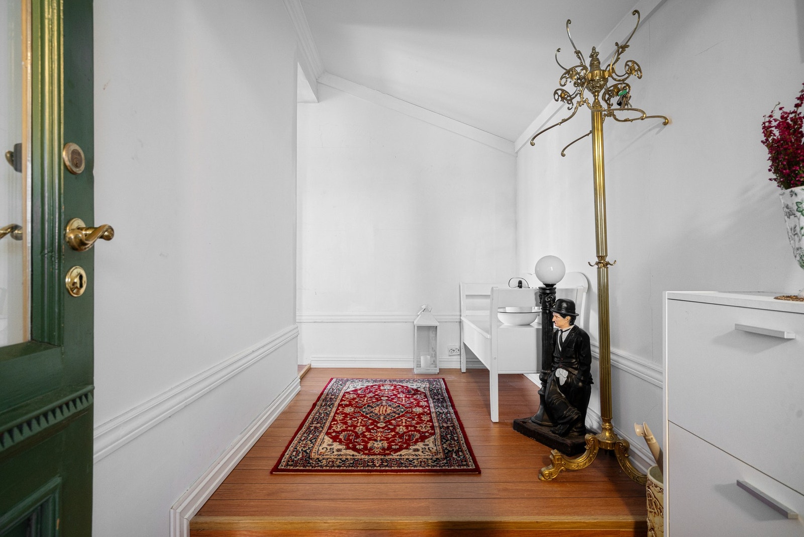 Velkommen inn! Boligen fremstår idag med to enheter. Tiltaket er ikke byggemeldt eller godkjent. Galleribilde